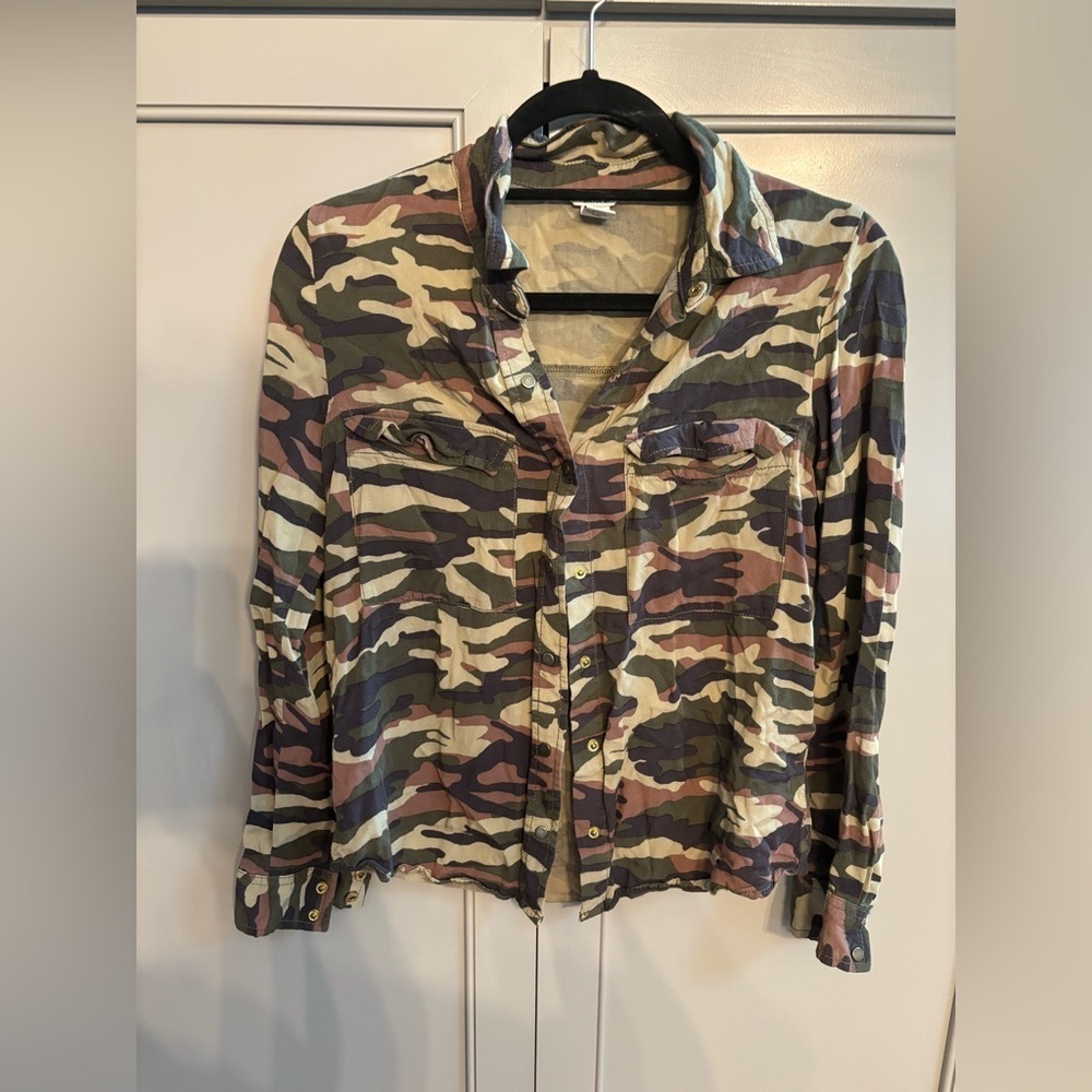 Forever 21 Multicolor Camouflage button down shirt S